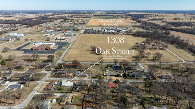 1308 S Oak Street, Grove, OK 74344