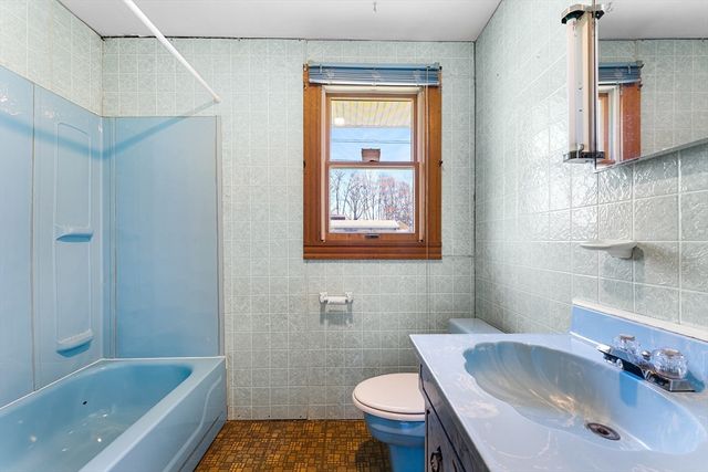 98 Brookfield Dr, Brockton, MA 02302