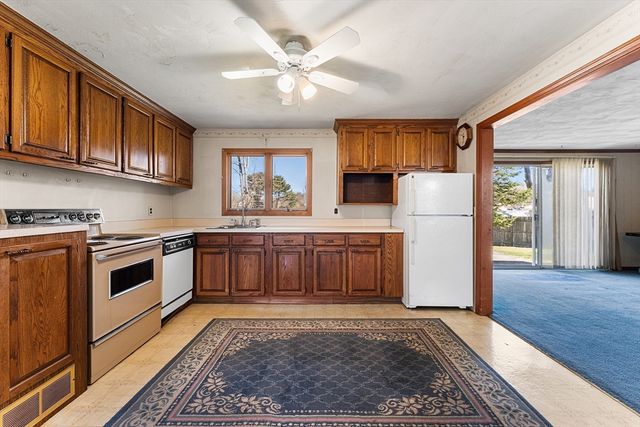 98 Brookfield Dr, Brockton, MA 02302