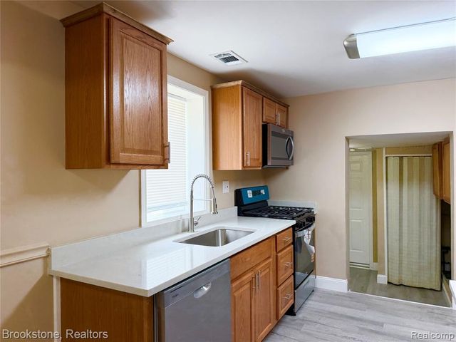 18374 Mesle Street, Roseville, MI 48066