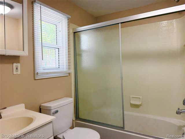 18374 Mesle Street, Roseville, MI 48066