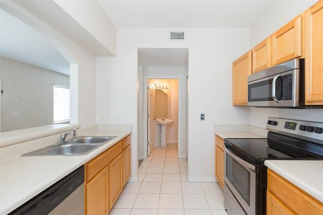 18162 PARADISE POINT DRIVE, Tampa, FL 33647