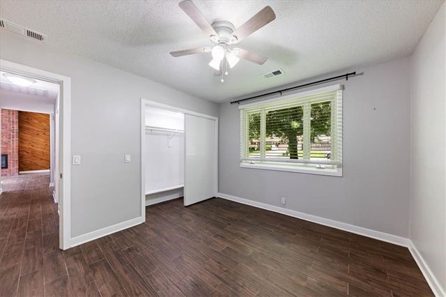 7637 Colonial Drive, Prairie Village, KS 66208