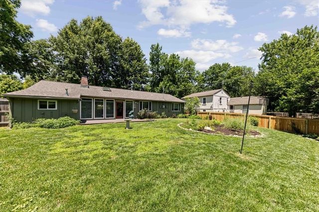 7637 Colonial Drive, Prairie Village, KS 66208
