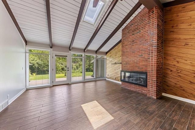 7637 Colonial Drive, Prairie Village, KS 66208