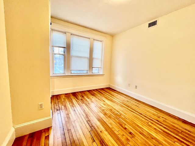 69 Babcock St 1, Brookline, MA 02446