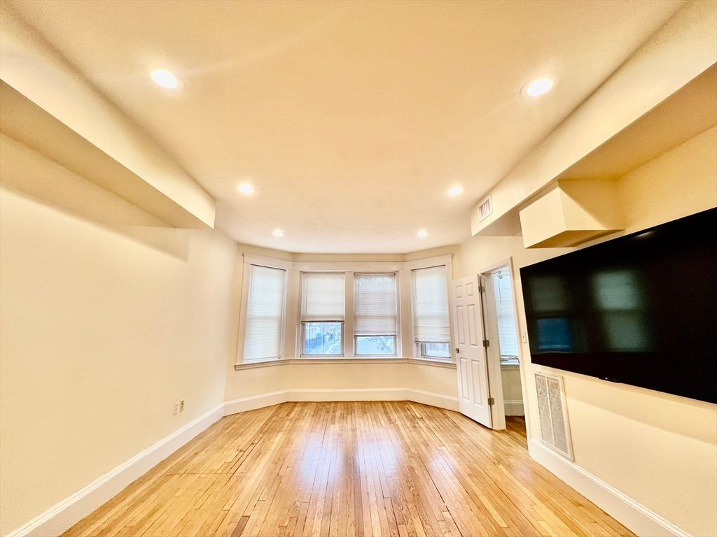 69 Babcock St 1, Brookline, MA 02446