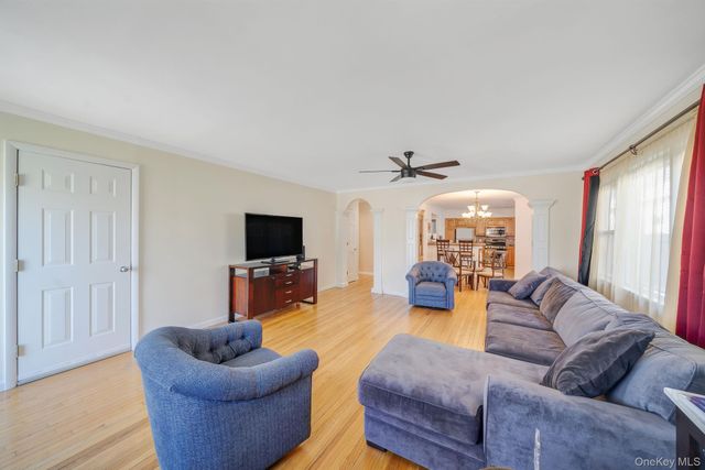 558 E Walnut Street, Long Beach, NY 11561