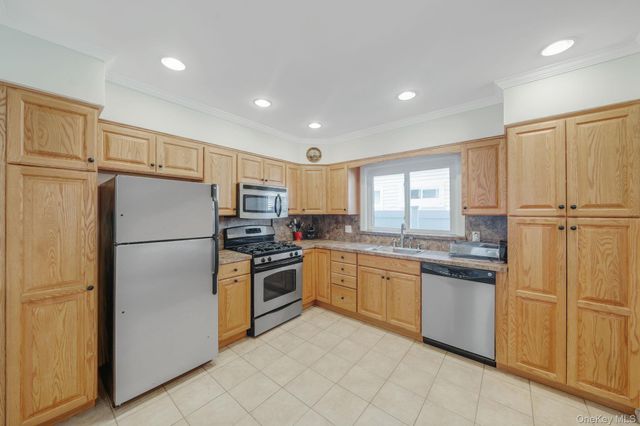558 E Walnut Street, Long Beach, NY 11561