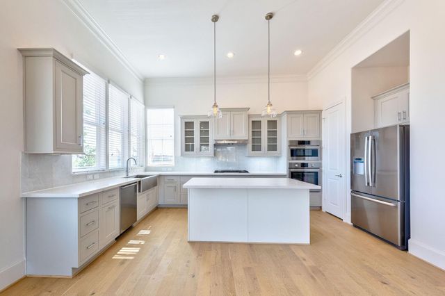 6140 Cottage Grove Lake Drive, Houston, TX 77007