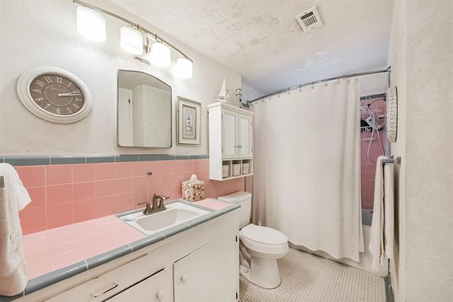 6010 Lake Street, West University Place, TX 77005