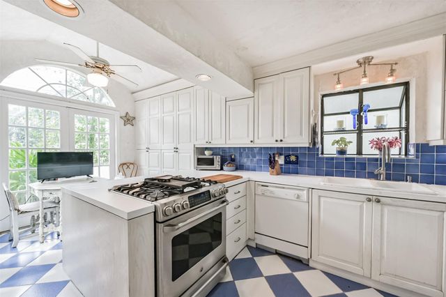 6010 Lake Street, West University Place, TX 77005