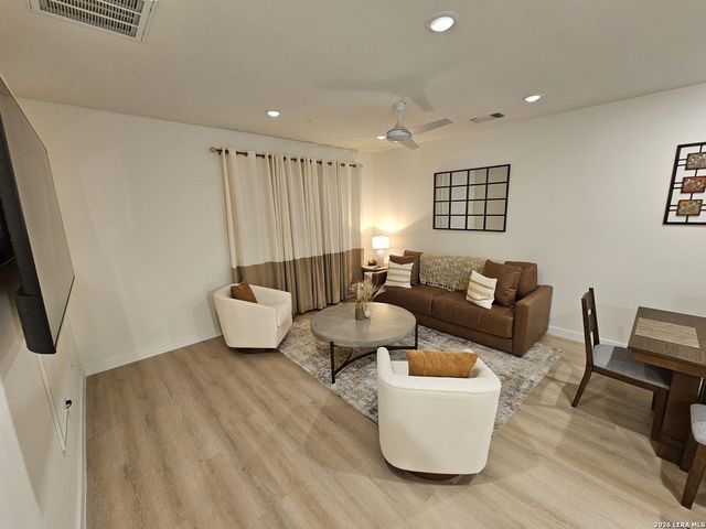 719 E Locust St Unit 3111, San Antonio, TX 78212