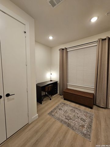 719 E Locust St Unit 3111, San Antonio, TX 78212