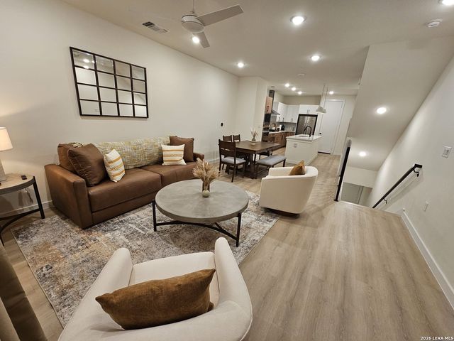 719 E Locust St Unit 3111, San Antonio, TX 78212