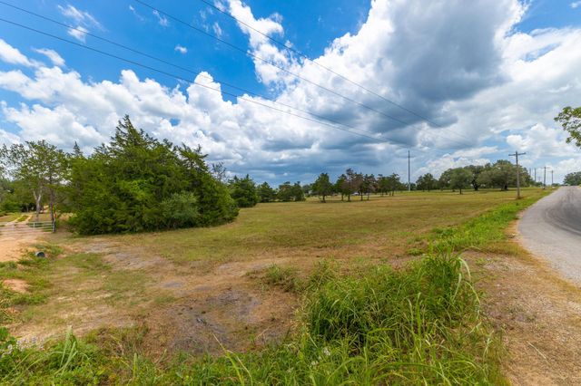 1021 E Old Hallettsville RD, Flatonia, TX 78941