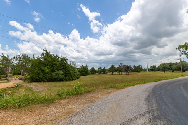1021 E Old Hallettsville RD, Flatonia, TX 78941