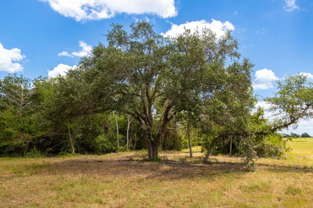 1021 E Old Hallettsville RD, Flatonia, TX 78941