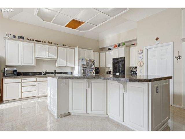 14234 Nw LAKESHORE Ct, Portland, OR 97229