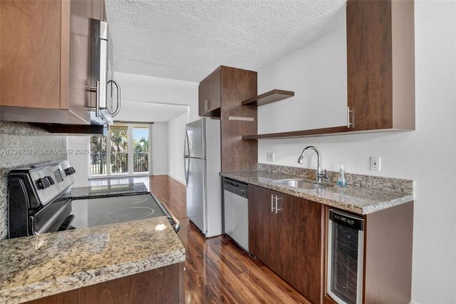 250 Jacaranda Dr 411, Plantation, FL 33324