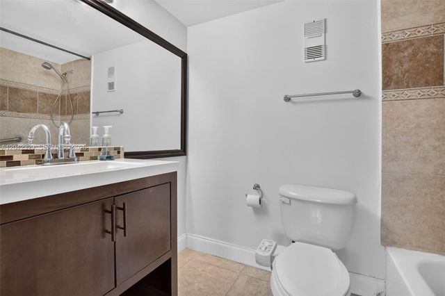 250 Jacaranda Dr 411, Plantation, FL 33324