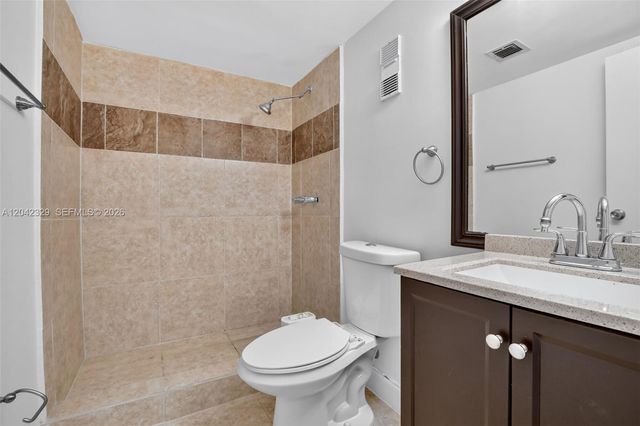 250 Jacaranda Dr 411, Plantation, FL 33324