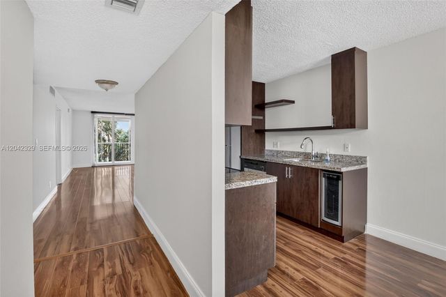 250 Jacaranda Dr 411, Plantation, FL 33324