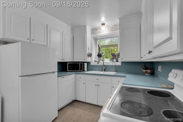 27250 Santa Barbara Drive, Lathrup Village, MI 48076