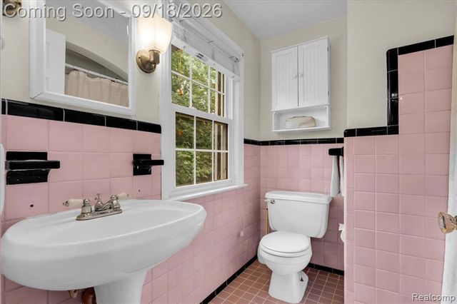 27250 Santa Barbara Drive, Lathrup Village, MI 48076