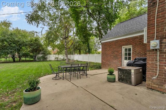 27250 Santa Barbara Drive, Lathrup Village, MI 48076
