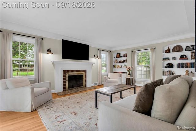 27250 Santa Barbara Drive, Lathrup Village, MI 48076