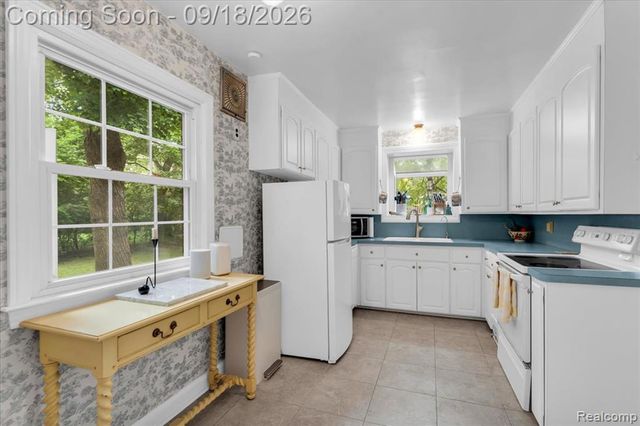 27250 Santa Barbara Drive, Lathrup Village, MI 48076