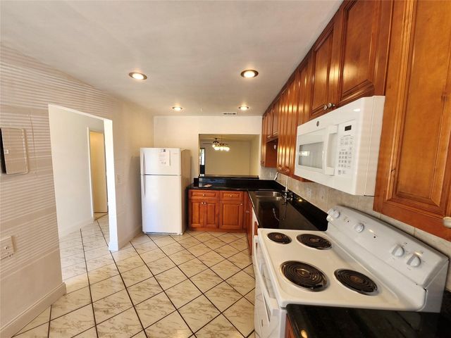 9421 NW 15th Street, Pembroke Pines, FL 33024