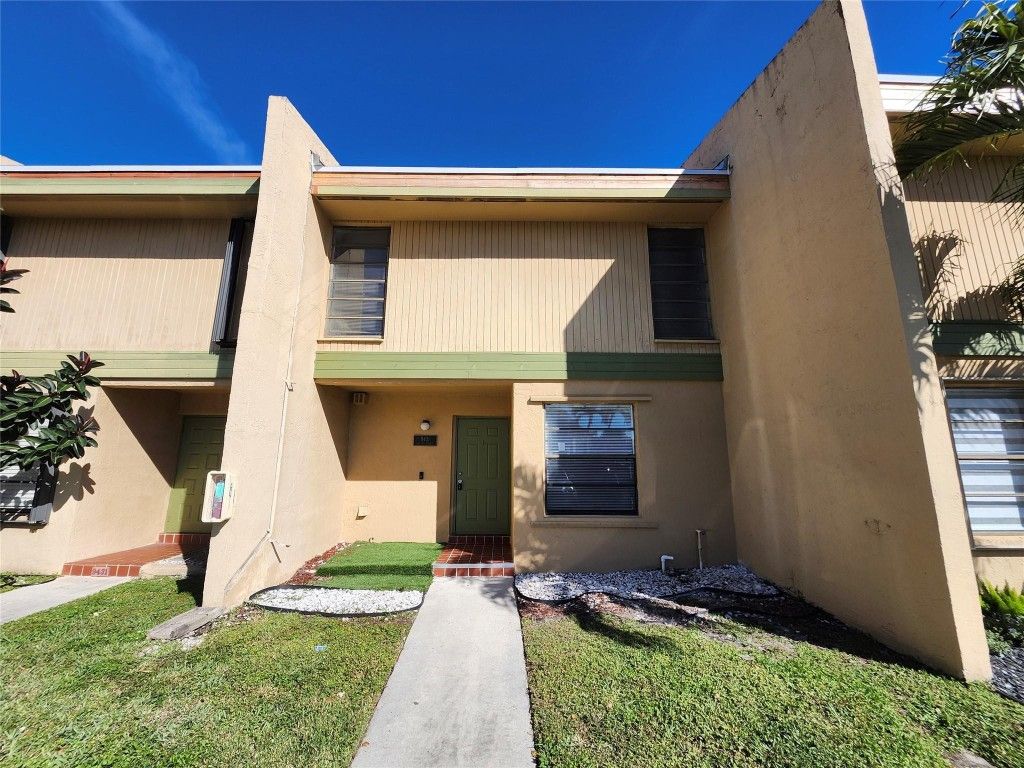 9421 NW 15th Street, Pembroke Pines, FL 33024