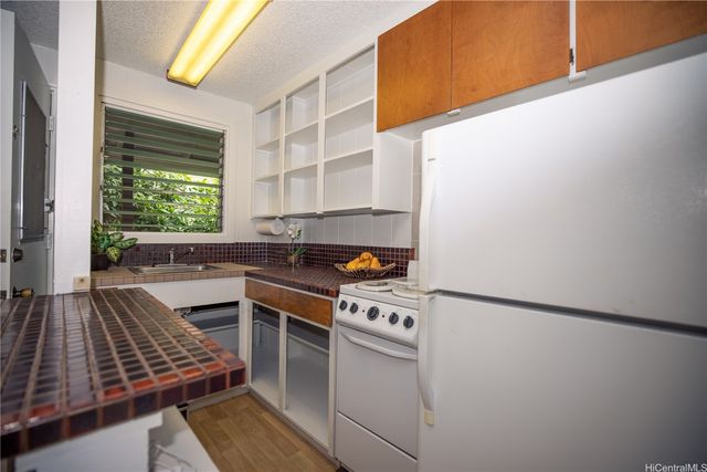 423 Kaiolu Street 207, Honolulu, HI 96815