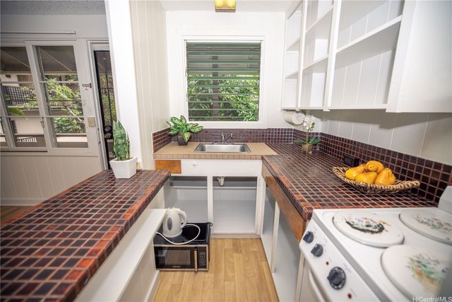 423 Kaiolu Street 207, Honolulu, HI 96815