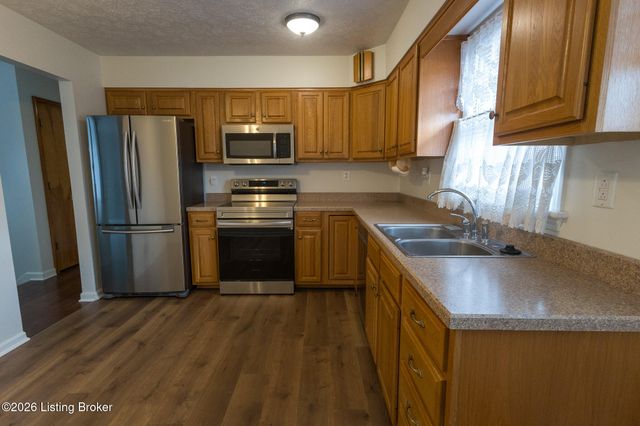 2700 Stephan Rd, Louisville, KY 40214