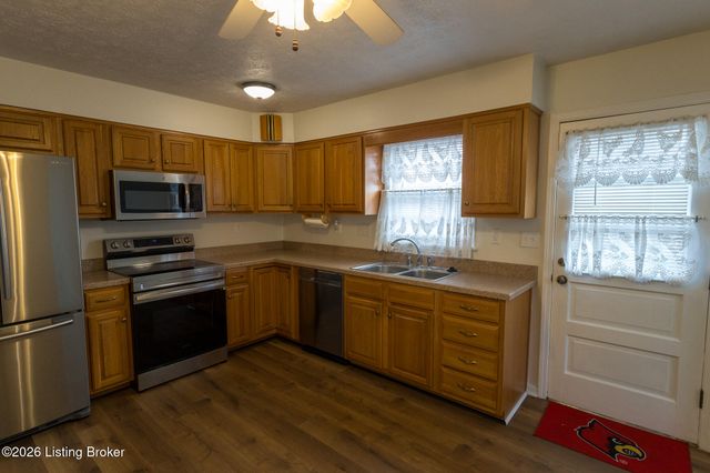 2700 Stephan Rd, Louisville, KY 40214