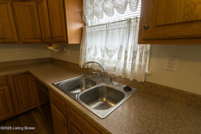 2700 Stephan Rd, Louisville, KY 40214