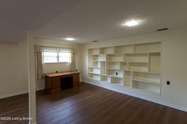 2700 Stephan Rd, Louisville, KY 40214