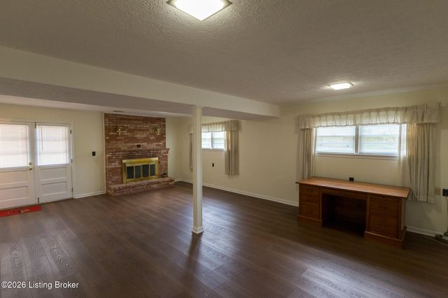 2700 Stephan Rd, Louisville, KY 40214