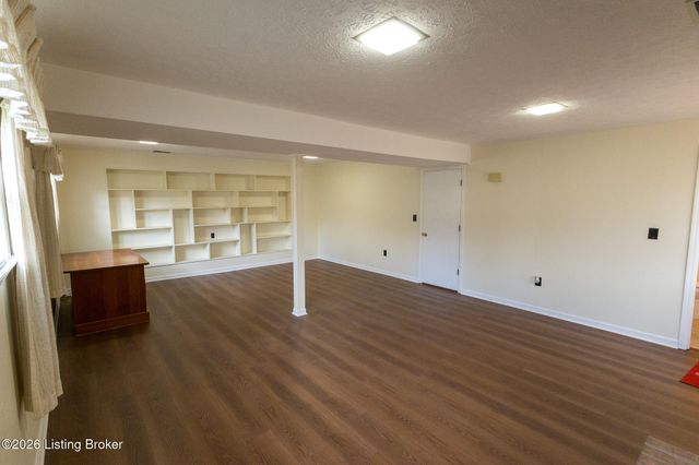 2700 Stephan Rd, Louisville, KY 40214