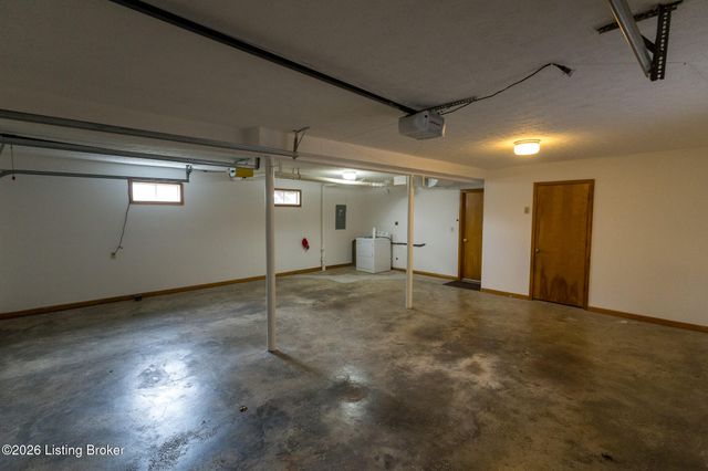 2700 Stephan Rd, Louisville, KY 40214