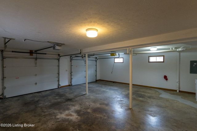 2700 Stephan Rd, Louisville, KY 40214