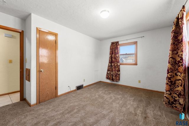 701 S Lowell Ave Avenue, Sioux Falls, SD 57103