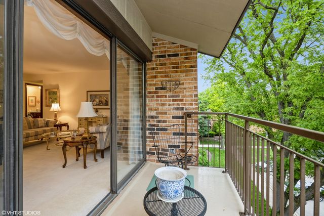 301 Lake Hinsdale Drive 404, Willowbrook, IL 60527