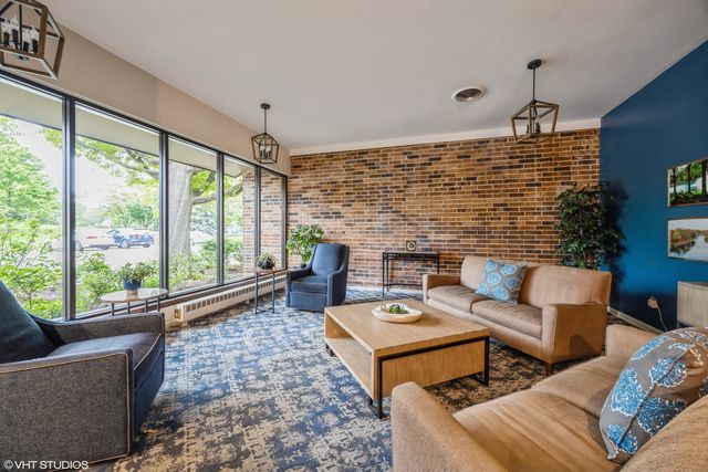 301 Lake Hinsdale Drive 404, Willowbrook, IL 60527