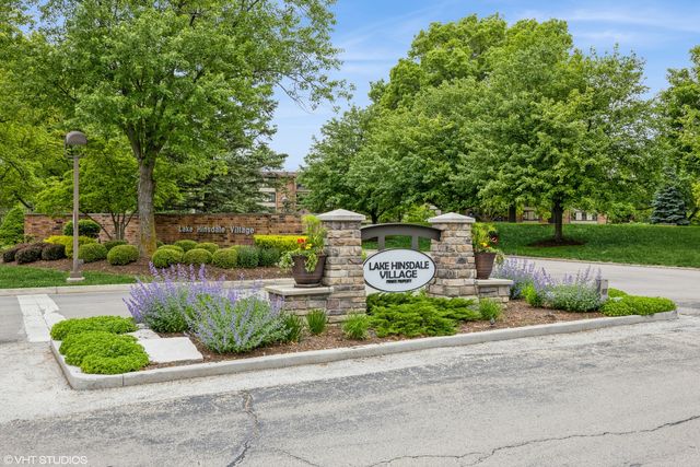 301 Lake Hinsdale Drive 404, Willowbrook, IL 60527
