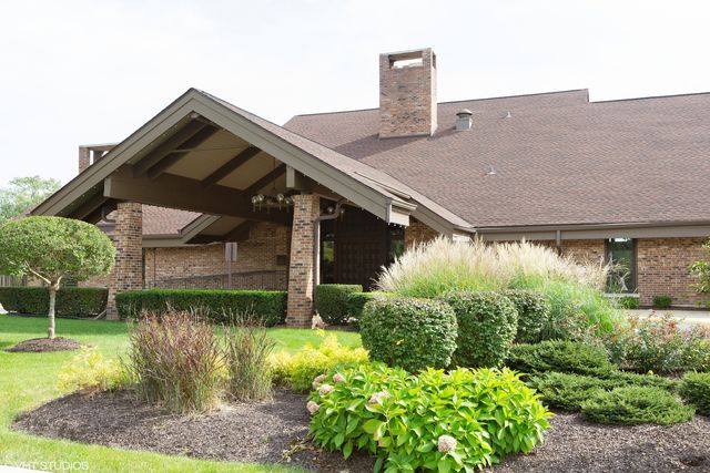 301 Lake Hinsdale Drive 404, Willowbrook, IL 60527