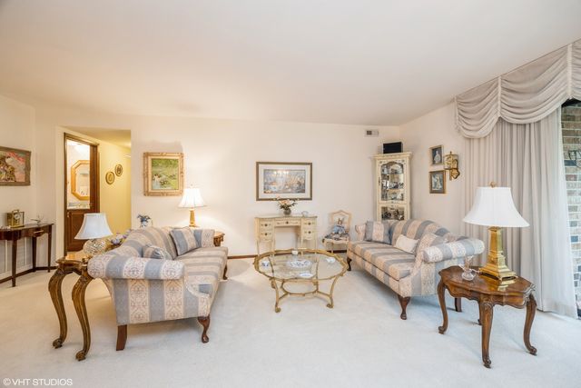 301 Lake Hinsdale Drive 404, Willowbrook, IL 60527